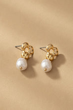 Load image into Gallery viewer, Flower and pearl drops earrings
