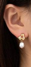 Load image into Gallery viewer, Flower and pearl drops earrings
